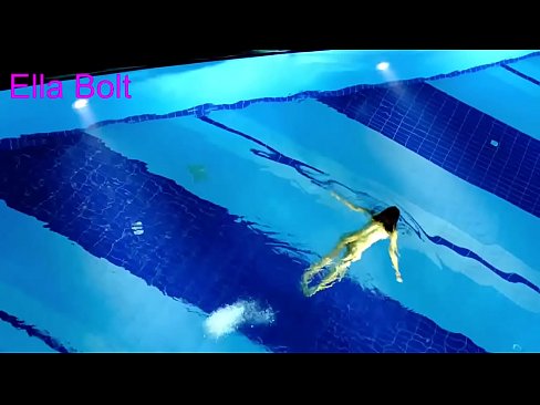 ❤️ Ik kin net ophâlde te sjen, jonge blonde fongen neaken swimmen yn ELLA BOLT resort pool ❤ Pornofideo by wy ﹏